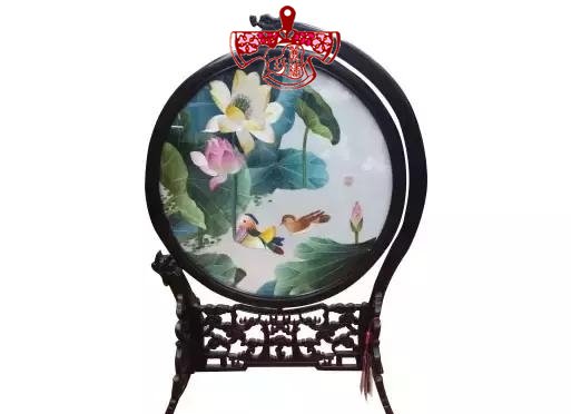 鴛鴦荷花：寓意雙宿雙棲、和和美美，作為祝福又有天成佳偶、白頭偕老的意思。